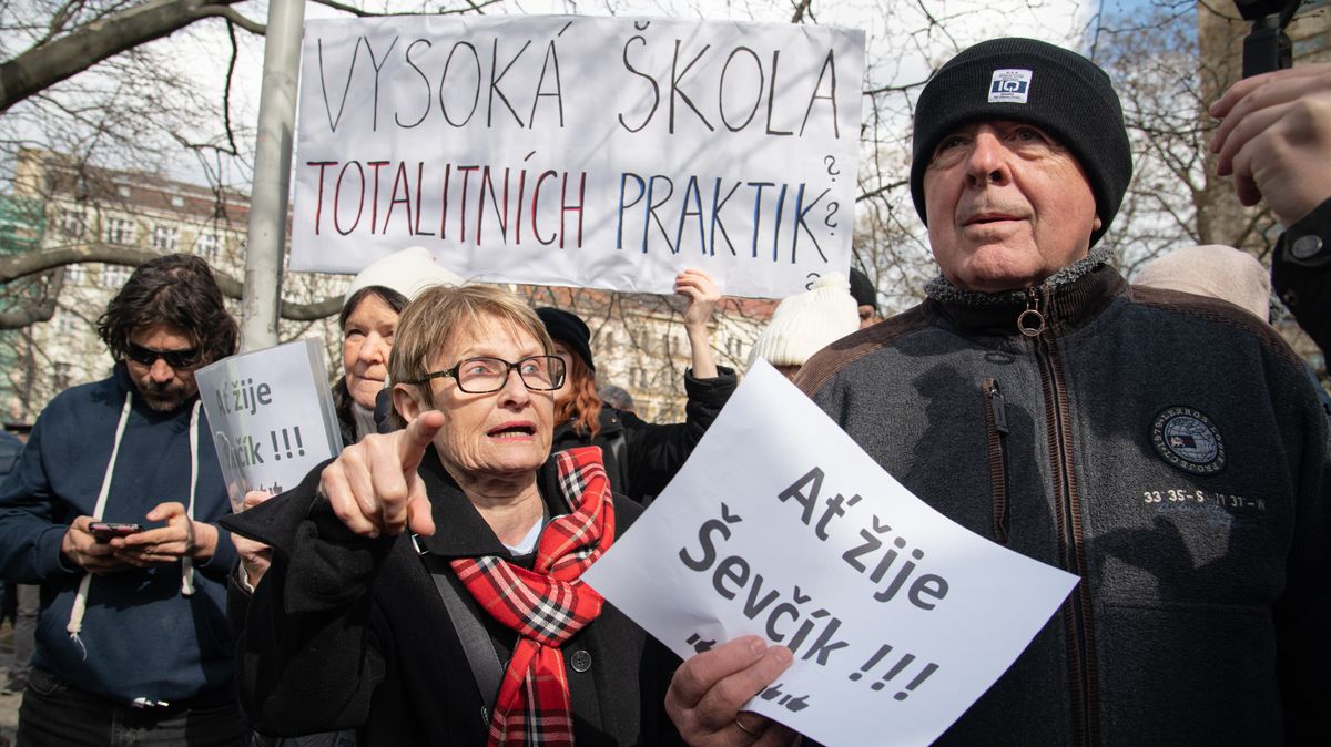 FOTO: Na demonstraci za odvolání Ševčíka přišli i jeho podporovatelé